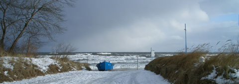 Naturerlebnis Winter auf der Insel Usedom: der verschneite Ostseestrand, Eisschollen und klirrende Kälte.
