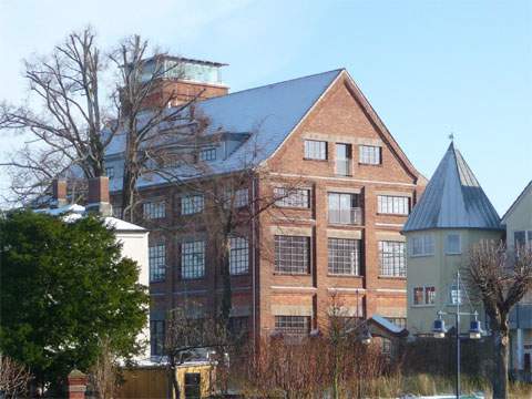 Gelungene Symbiose: Ein zu Wohnungen umgebautes Industriegebäude am Wolgaster Peenestrom.