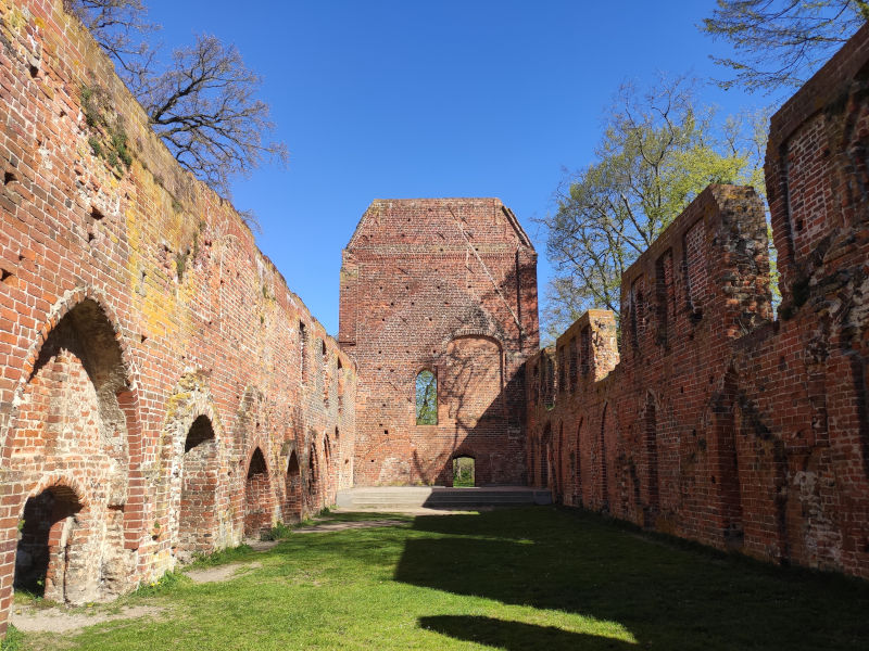 Die Ruine des vormaligen Klosters Eldena bei Greifswald ist durchaus sehenswert.