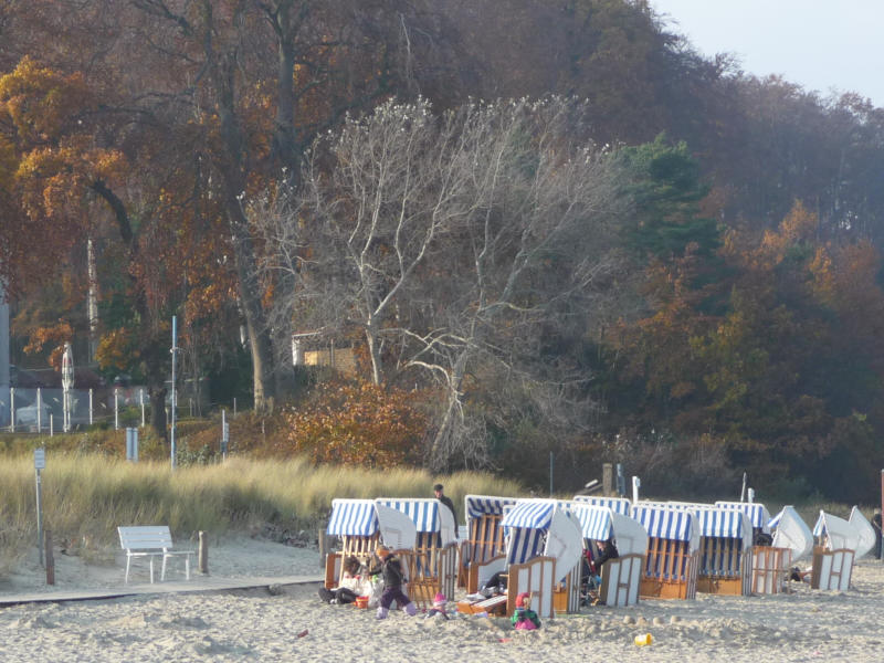 Letzte Strandkörbe: Herbststimmung am Ostseestrand von Stubbenfelde.
