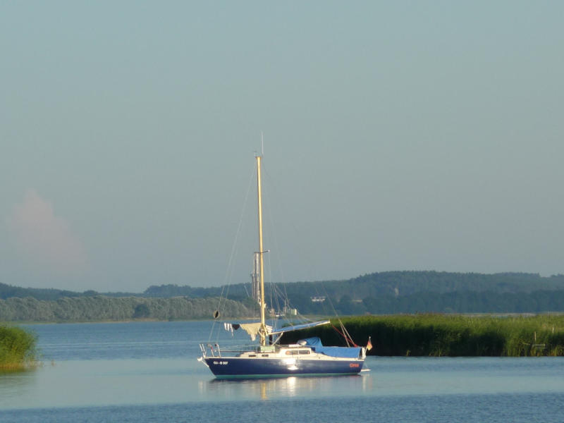 Auf dem Achterwasser: Segelboot am Loddiner Höft auf der Ostseeinsel Usedom.
