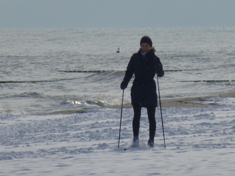 Wintersport auf der Insel Usedom: Skilanglauf auf dem Ostseestrand.