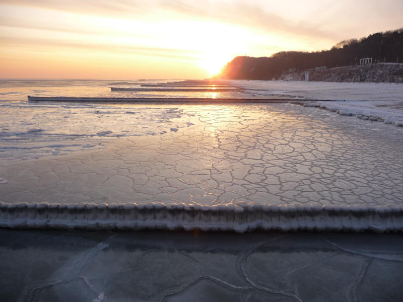 Sonnenaufgang am Ostseebad Koserow: Die aneinandergefrorenen Eisschollen bilden ein Muster.