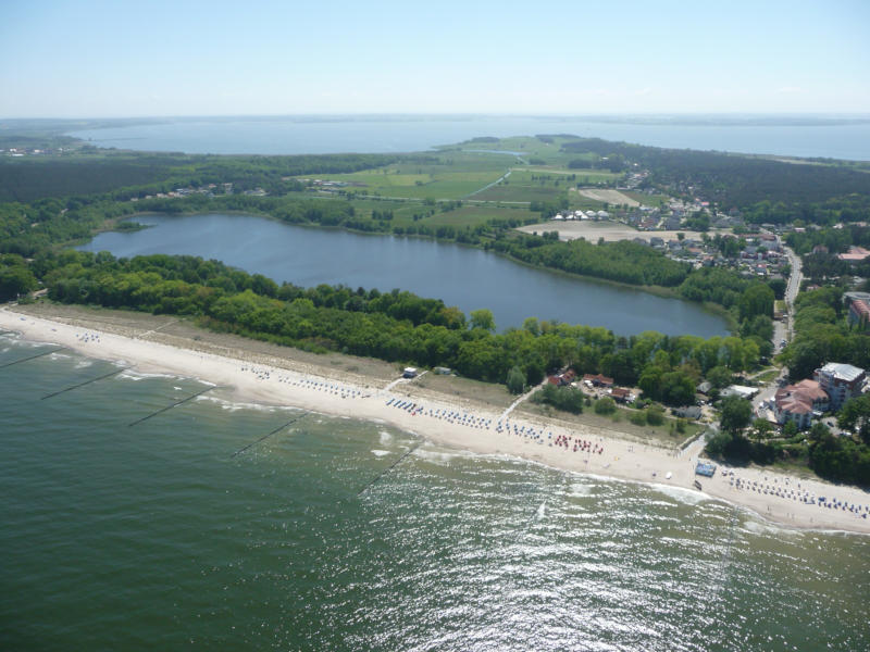 Einzigartige Lage auf der Insel Usedom: Das Bernsteinbad Loddin mit dem Kölpinsee.