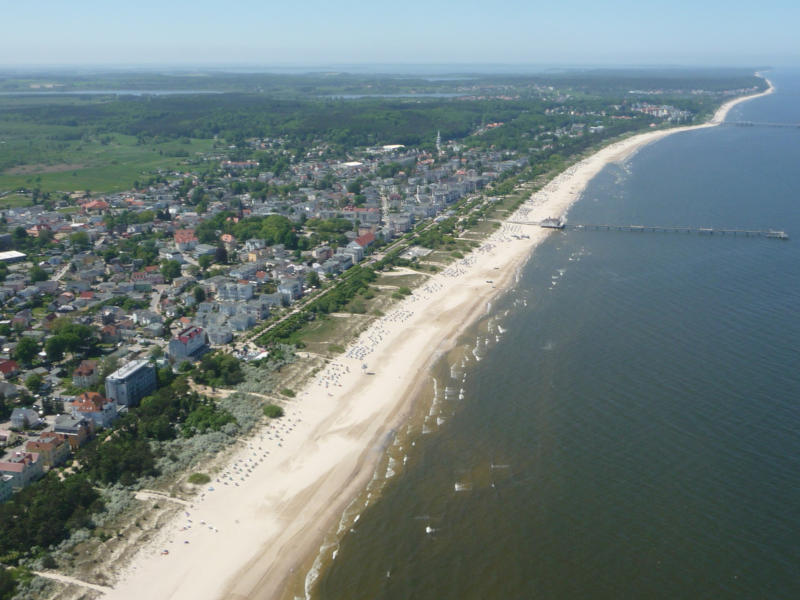 Mehr als 40 Kilometer Sandstrand: Die Ostseeküste der Insel Usedom vom Ostseebad Ahlbeck nach Karlshagen gesehen.