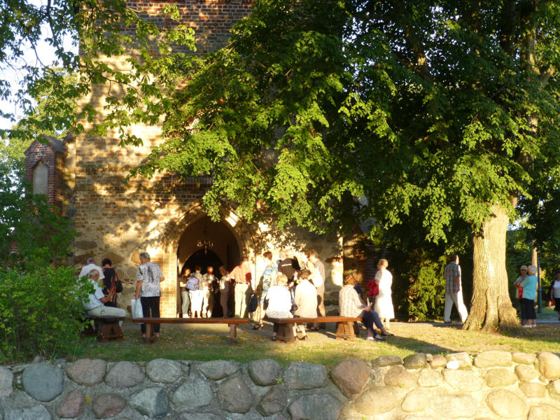 Mittelalter: Die romanische, gedrungene Dorfkirche in Koserow ist heute Ort vieler kultureller Veranstaltungen.