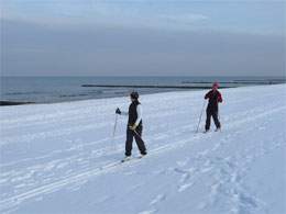 Wintersport am Ostseestrand: Skilangläufer zwischen Kölpinsee und Ückeritz.