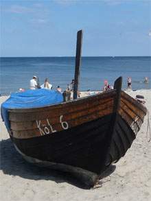 Strandidylle Seebad Kölpinsee/Loddin: Fischerboot am Sandstrand der Ostsee