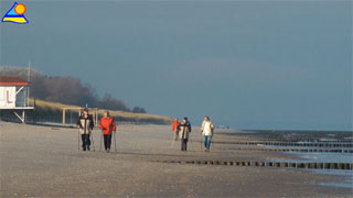 Herbst am Ostseestrand der Insel Usedom: Der breite Sandstrand des Seebades Zempin.