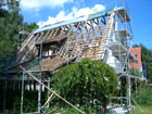 Das fertiggestellte Haus Steinbock, Abnehmen des alten Betonsteindachs.