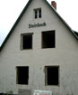 Das fertiggestellte Haus Steinbock, Demontage der alten Fenster.
