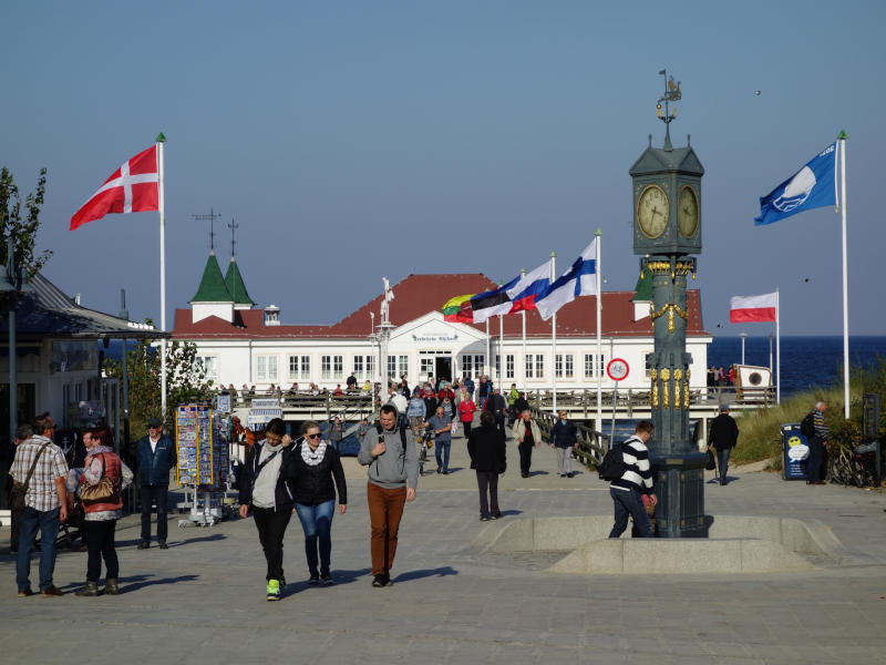 Strandpromenade des Ostseebades Ahlbeck: Die gusseiserne Uhr am Zugang zur Seebrücke.