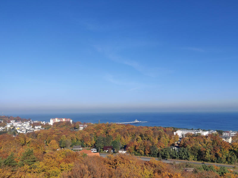 Phantastische Farben des Herbstes am Meer: Blick über das Ostseebad Heringsdorf.