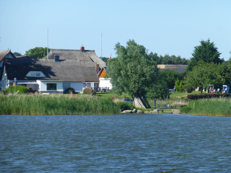 Idyll am Achterwasser: Die zum Hafen führende Fischerstraße im Seebad Zempin auf Usedom.