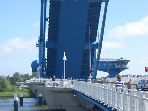 Wolgast, das "Tor zur Insel Usedom": Eine Klappbrücke verbindet Usedom mit dem Festland.