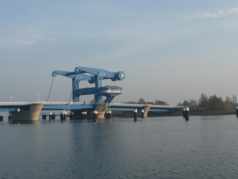 Das "blaue Wunder" — Inselbrücke von Wolgast auf der Nordroute auf die Urlaubsinsel.