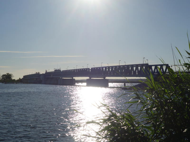 Südroute auf die Urlaubsinsel — die Zecheriner Brücke verbindet die Insel Usedom mit dem Festland.